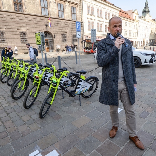 Plzeň rozjela městský bikesharing. Sedněte na sdílené e-kolo, vyzývá Aleš Tolar