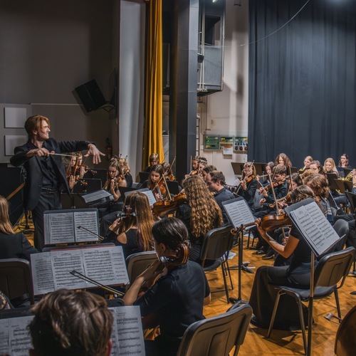 Léto u řek zahájí 58G a symfonický orchestr